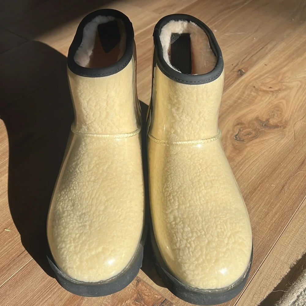 Coveted Clear/Natural & Black Ugg Rainboots!! Like New!! - Picture 3 of 6